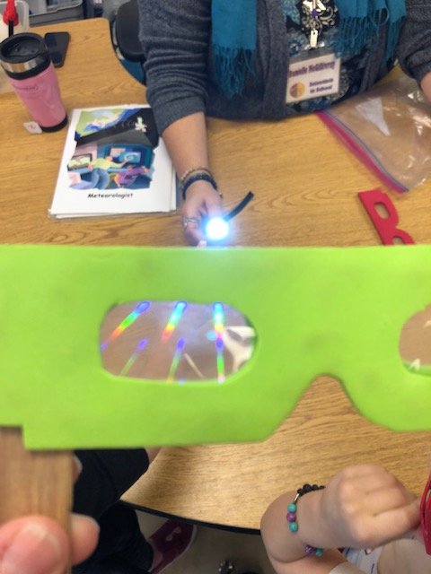 JonesGoodman102's tweet photo. Kindergartens participated in “Scientists in the School” this week. The topic was “I Can Be A Scientist!” They were given the opportunity to be Chemists, Paleontologists, Astronomers, Marine Biologists, and Meteorologists!  Thank you to our parents and student volunteers. https://t.co/Nbf01t6nTI