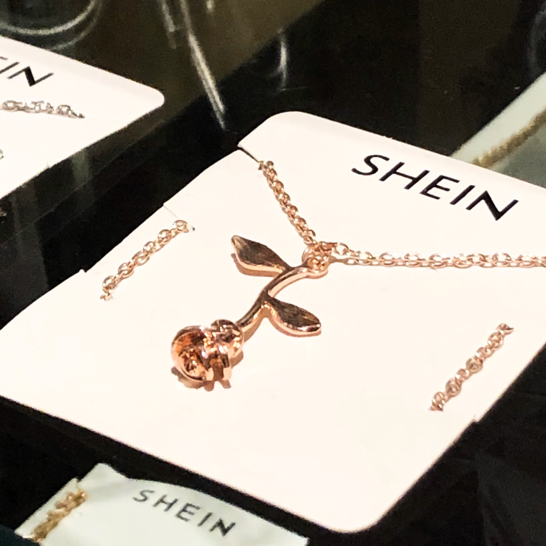❤️Do you not just love, Love?❤️

This Valentines Day, treat a loved one or treat yourself to any of these sweetheart pieces that the #ksumuseum is offering throughout this lovable season! Rose rings and necklaces, plus some tasty cherry bracelets and earrings!