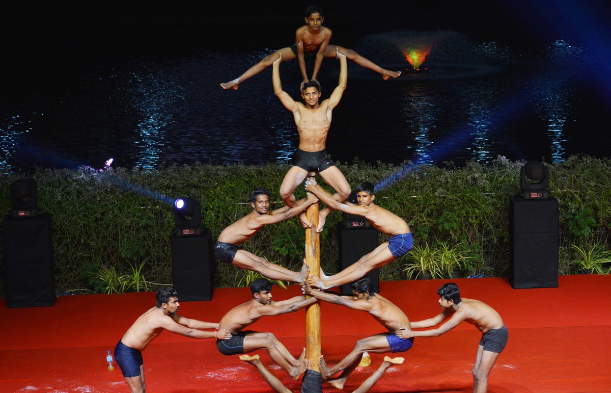 pramodvaidya06's tweet image. #DevelopmentDialogue2020 Boys from Tulasigeri village of Bagalkot district performing Mallkhamb during Evening with Legend session. @XpressBengaluru @santwana99 @Amitsen_TNIE @HemanthTnie