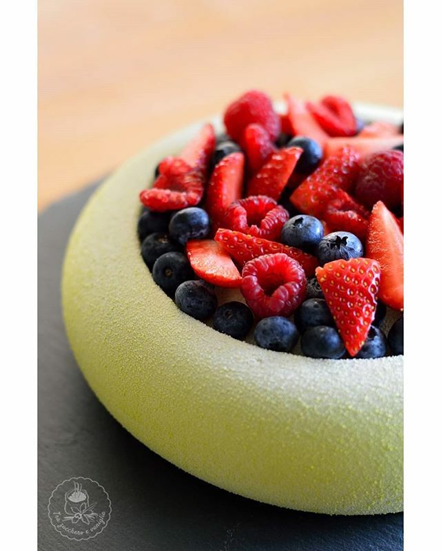 Adoro questo stampo, è già uno dei miei preferiti 😍😍😍!
· Biscotto morbido al pistacchio
· Muesli croccante ai frutti rossi
· Chantilly allo yogurt
· Gelatina ai frutti rossi
· Mousse leggera al pistacchio
· frutta fresca
Grazie a Silikomart per il me… ift.tt/36H6GJO