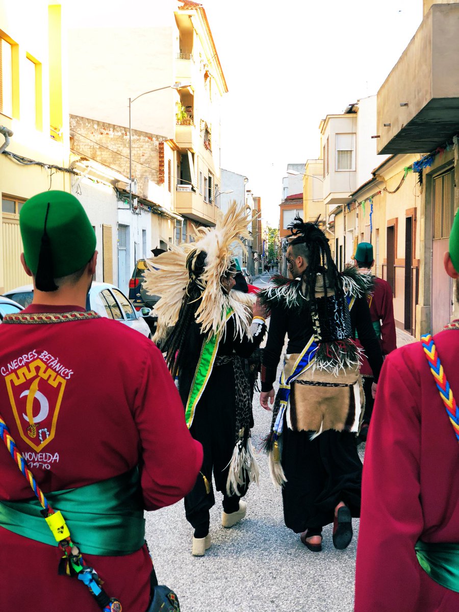 NegresBetanics's tweet photo. Ahora si, de verdad empieza nuestra Mitja Festa.. “Disfrutar, y sobre todo hacer disfrutar al que tienes cerca”, como seña de identidad. ¡Viva Negres Betànics!👳🏿‍♀️⚔️👳🏿‍♂️ #NegresBetànics #MorosyCristianosNovelda https://t.co/HQEMCrQuV1