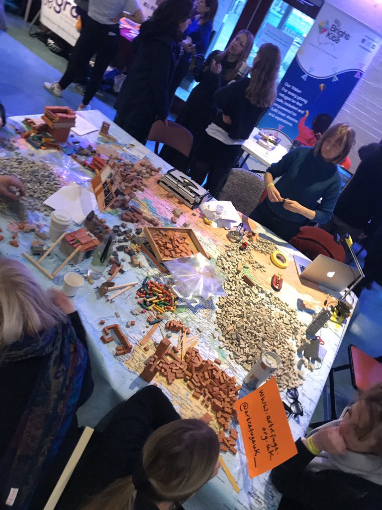 Refugee_SS's tweet photo. The set-up at @artrefugeuk community table 👏🏽 Art Refuge UK provides art therapy for people displaced by conflict and persecution and/or poverty. #refugeesolidaritysummit2020 #arttherapy https://t.co/fTgDNvRVOr