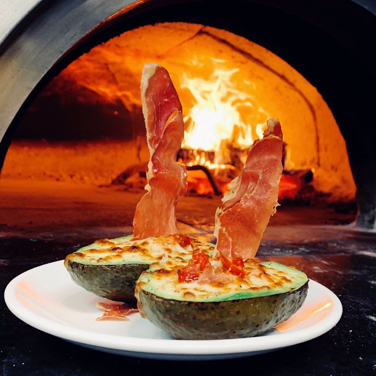 CatchaFirePizza's tweet photo. New on the Brunch Menu -and so delicious- Avocado Skins! Two avocado halves covered with apricot bacon chutney &amp; four cheeses, then warmed by the fire &amp; topped with crispy prosciutto #soamazing #newfavoritebreakfast #SaturdayMorning https://t.co/yyNiAXZbfj