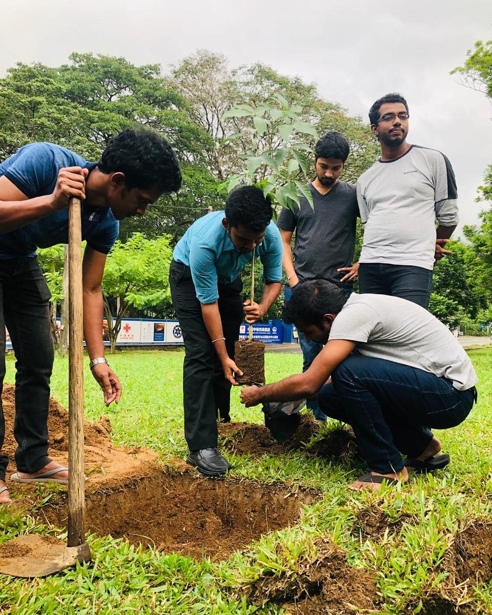 Rotaract3220's tweet photo. There are various ways to celebrate an important day. @Rotaract_3142 joined with #Rotaract3220 to plant #1000trees celebrating International Nelson #MandelaDay @Rotary #Rotaract #Rotaract3142 #SriLanka #lka #GreenEnvironment #RotaractorsInAction #WeAreRotaract https://t.co/tO50cOOeQN