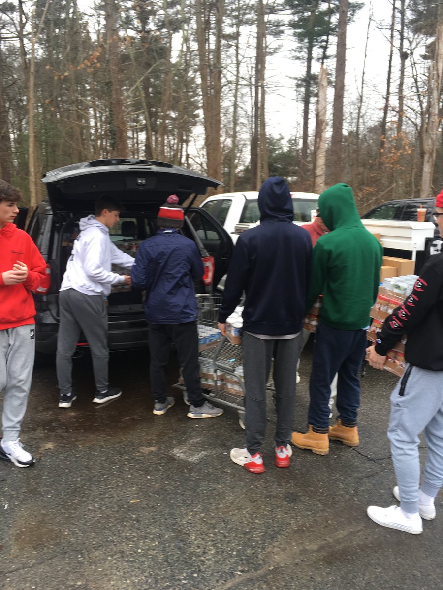 medwaypuck's tweet photo. Thanks to the players and parents that volunteered to help out the Medway Food Pantry this morning.  You guys rock!  Such a great group of boys! https://t.co/QUmOYuzmAI
