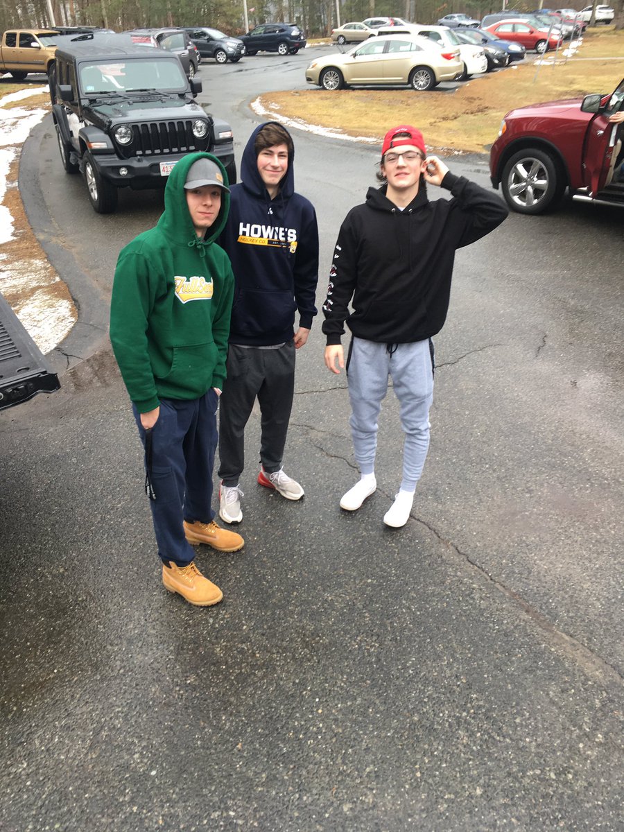 medwaypuck's tweet photo. Thanks to the players and parents that volunteered to help out the Medway Food Pantry this morning.  You guys rock!  Such a great group of boys! https://t.co/QUmOYuzmAI