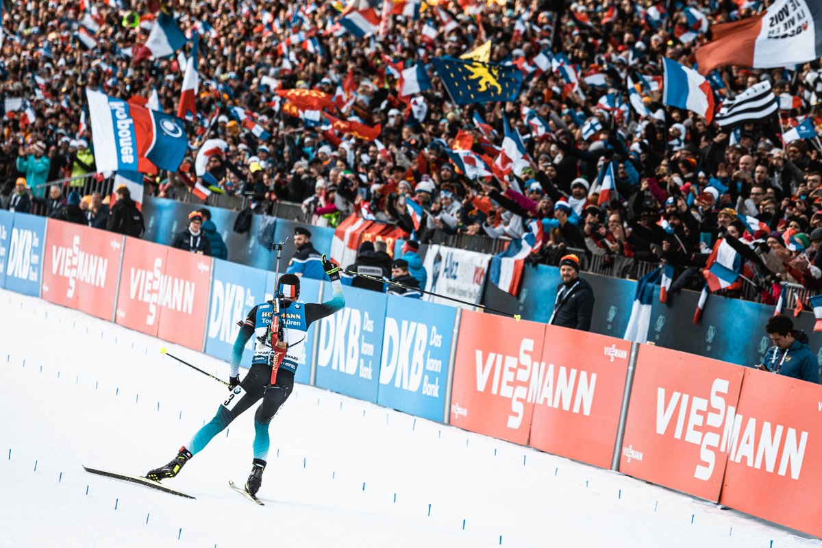 BiathlonALGB's tweet photo. 💭 [Souvenir] : Les biathlètes portés par le #public ! 👏 
_____ 
💭 [Remembrance]: Biathletes carried by the #public! 👏 

#ALGB19 #mongrandbo #Annecy #biathlon #biathlonfamily #biathlonworld https://t.co/nXyVlQcWl3