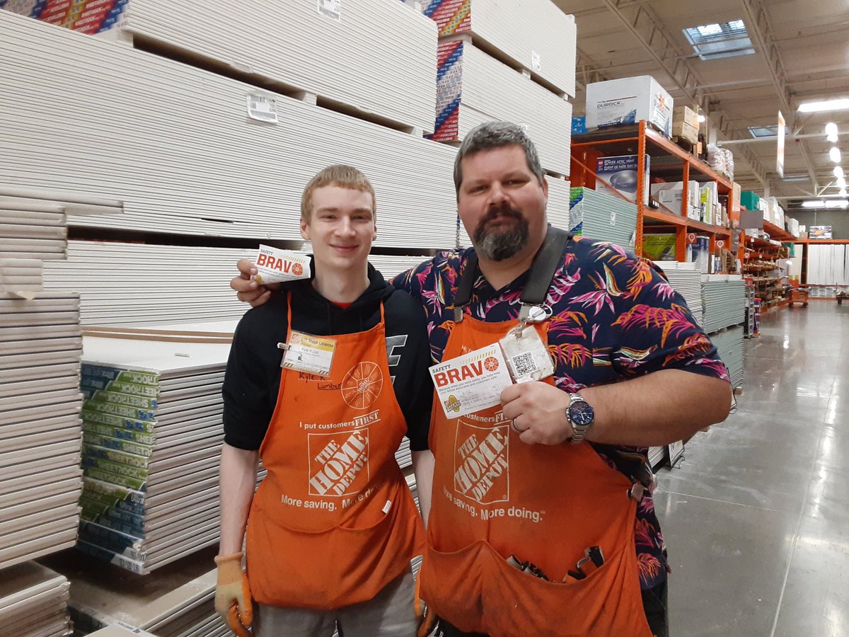 Jennife82621827's tweet photo. 👏👏Appreciate those who you observe working safe! You guy's are awesome. Keep up the great work #Store4747 #Safety #BravoTime https://t.co/qy8SYnfTK8