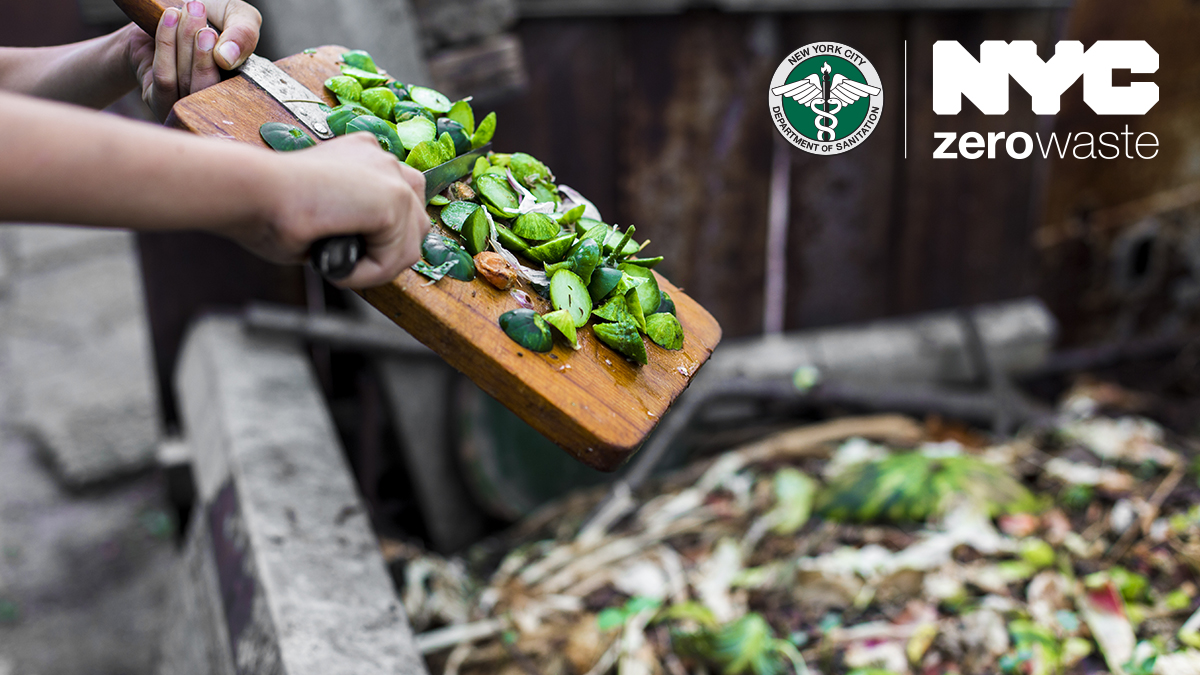 NYCSanitation's tweet image. One third of what New Yorkers throw “away” is food scraps &amp;amp; yard waste. Instead of sending it to landfill, we can use this material to create #DSNYCompost &amp;amp; renewable energy.
#Volunteer to help educate residents to not waste food: makecompost.nyc 

#MakeCompostNotTrash