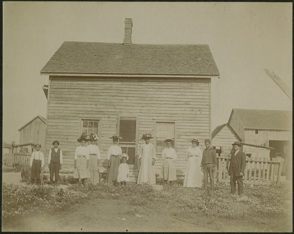 Les familles Harris, Hill et Holland devant une propriété, possiblement dans le comté d’Essex, vers 1900 (I0013624)
