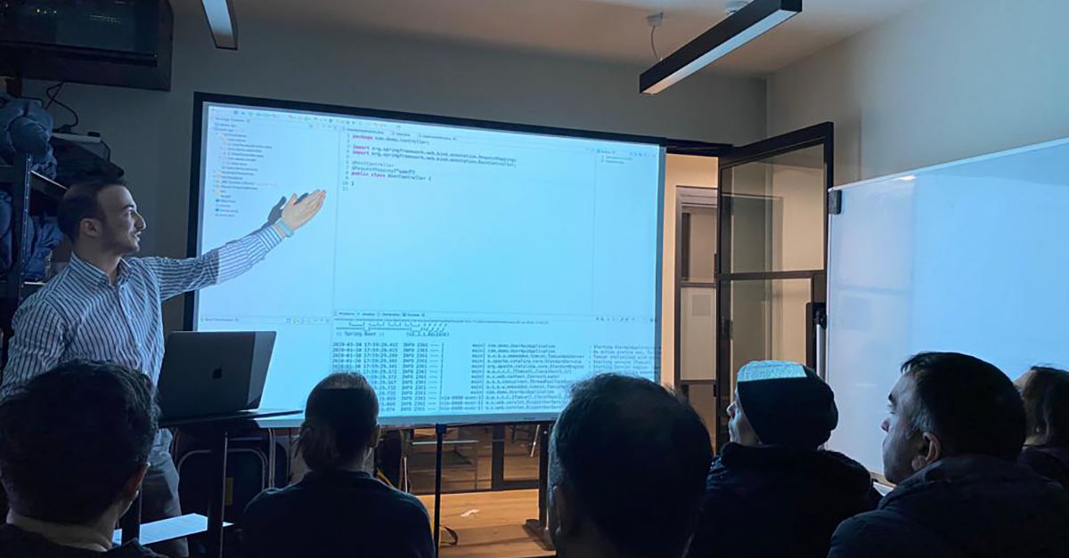 zero2hero_uk's tweet image. The #Microservice with #JavaSpringBoot by Mr Mert ESEN from Brave Wind was great. He presented about,
What is an API? What is REST API and how does it work?
What are the HTTP METHODS in Implementing a web service with SPRING BOOT? WHY REST API IS SO POPULAR?