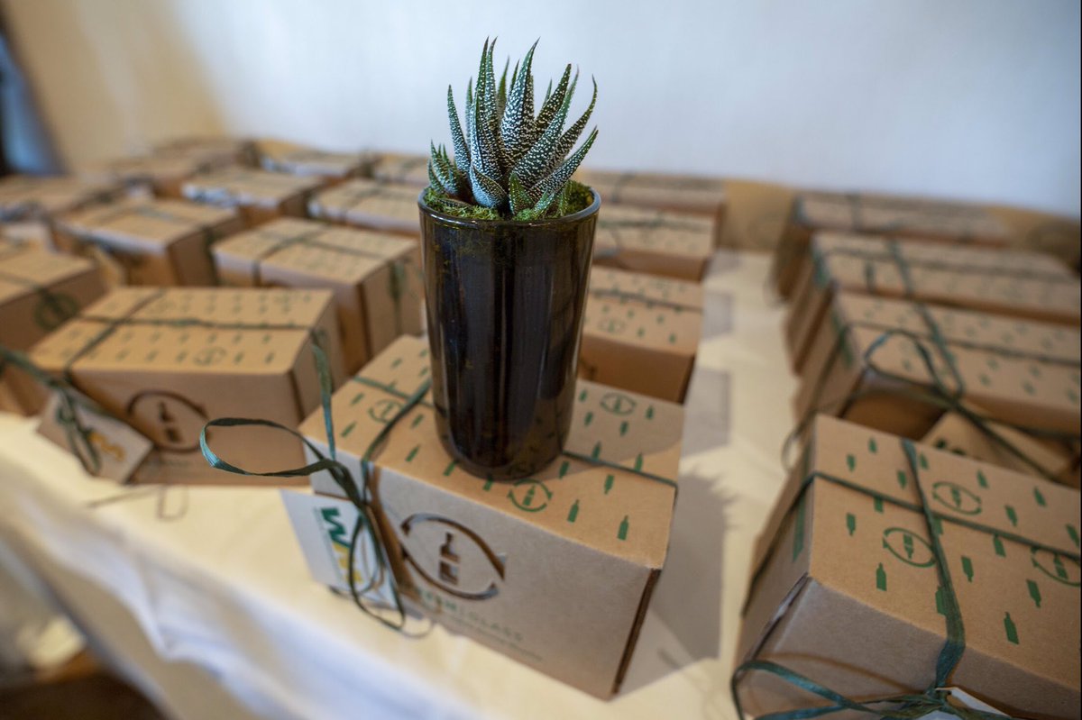 Refresh_Glass's tweet photo. @LeeSpivak @WMPhoenixOpen @WasteManagement Thanks @LeeSpivak.   It’s amazing to be a @WMPhoenixOpen zero waste diversion partner.   So many things we can make from the bottles your team helps us collect —> that we can then transform into everyday products at our shop in Tempe,az ♻️🚀. We appreciate you! https://t.co/gVe6tiBa5I