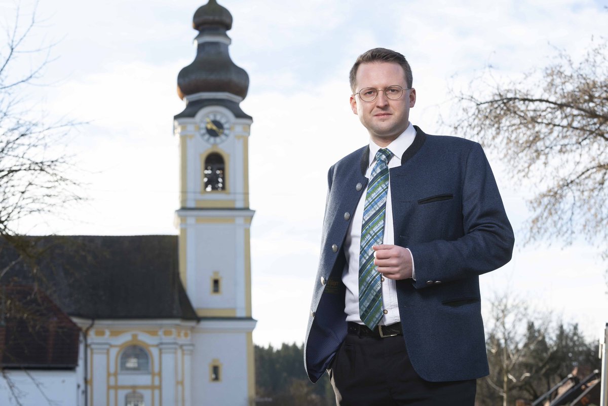 StephanSchlier's tweet photo. Politik dahoam in #Berbling. Weiter geht es heute Abend mit Berbling direkt zur Kommunalwahl mit Vorstellung unserer Stadtrats- und mir als Bürgermeisterkandidat. Beginn um 20.00 Uhr im Oberwirt. #BadAiblingimHerzen #HeimatmitZukunft #HeimatmitPotential #TeamSchlier #TeamAibling https://t.co/mqAEzePKqE