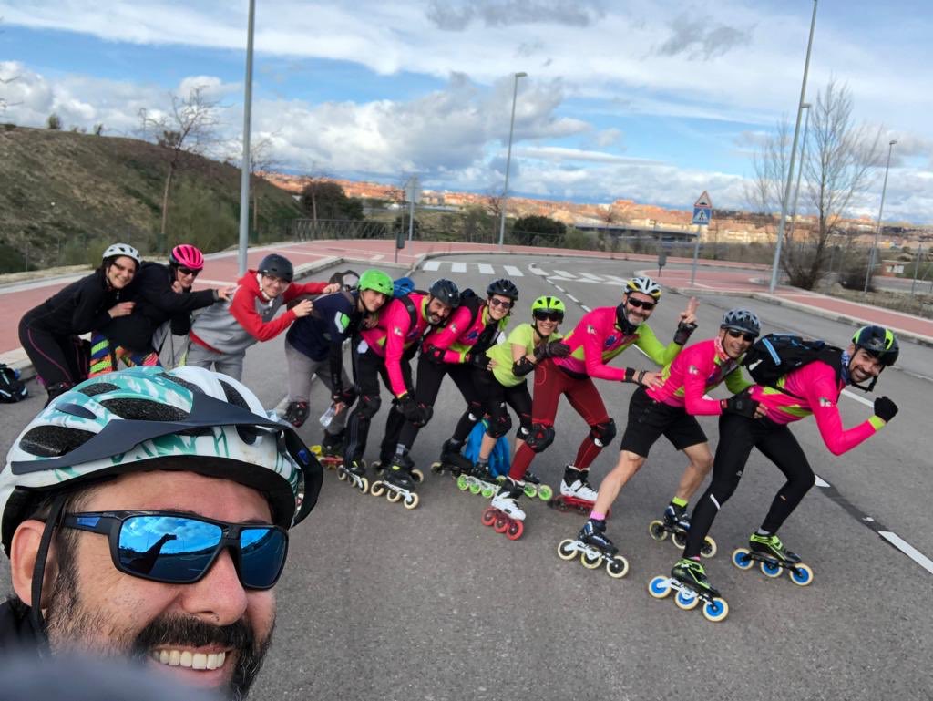 BoadillaPatina's tweet photo. Entrenamiento de velocidad de hoy. Menudo equipazo tenemos!!!!!
#boadilla #deportesboadilla #patinaje #velocidad https://t.co/BEUoQNdyaW