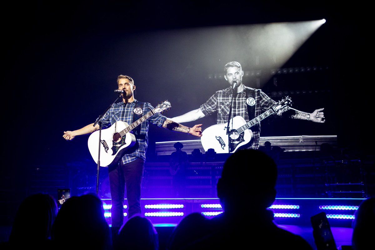 BrettYoungMusic's tweet photo. Thank you, Knoxville, for a great opening night of the #ChaptersTour. Cant believe it’s followed up by 2 sold out shows in both Toledo and NYC! 🎵
📸: @Connor_Morss https://t.co/Yt1w9CyLVA