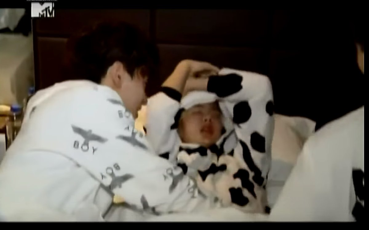 Bloodblueb's tweet photo. ให้ไปปลุกน้องนะคะพี่จู ให้ไปปลุก ในวงพี่จูปลุกป๋ออย่างโอ๋ เหมือนไปกล่อมน้องนอนมากกว่าปลุกน้อง เจอน้องในชุดน่ารักนอนก็แกล้งไม่ลง เป็นเอ็นดูอ่ะเนอะ #จูป๋อ #JOOBO https://t.co/fgaWIlytcx