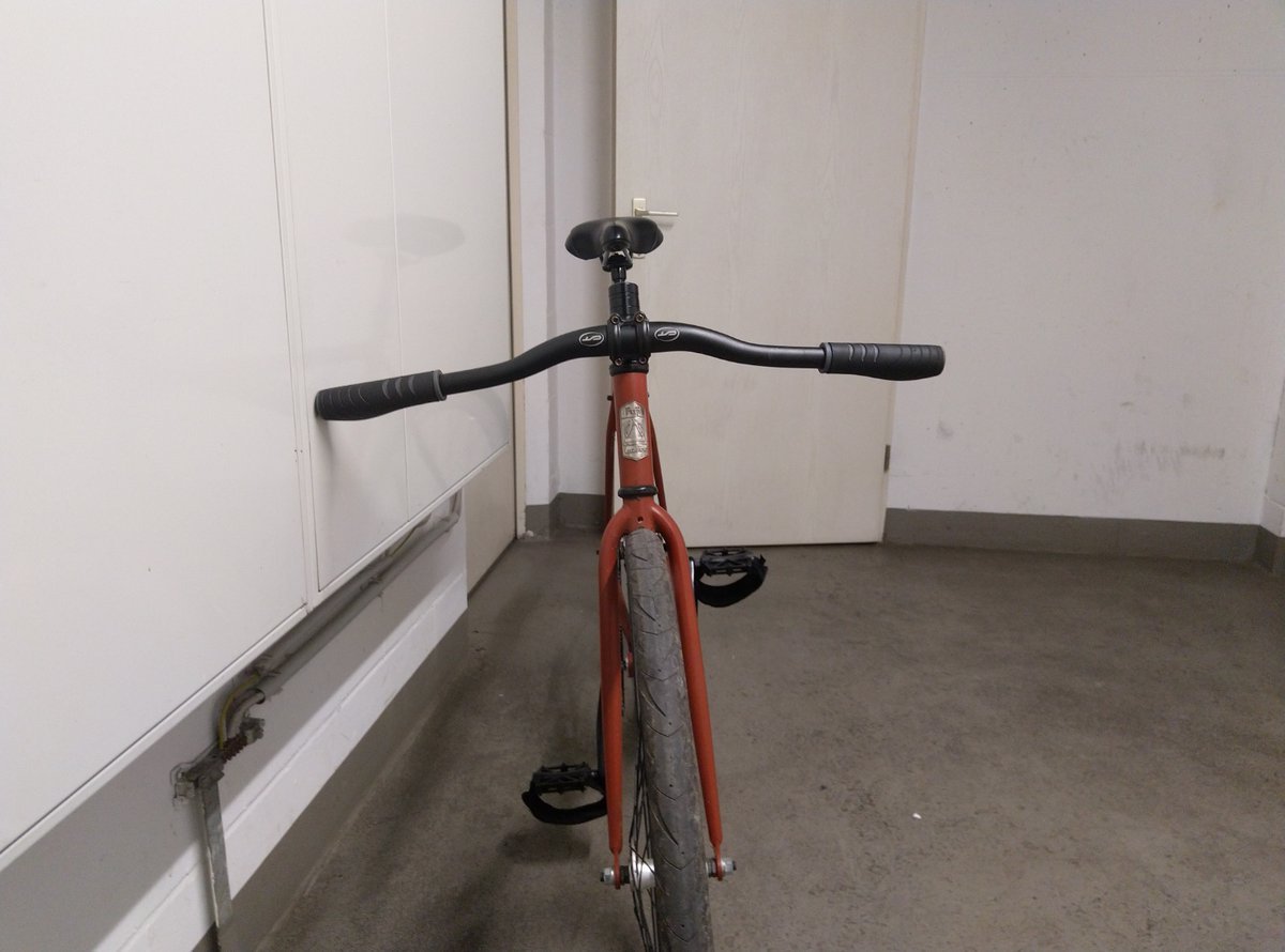 Fixie Rad mit verkehrt herum angebauter Lenkerstange, der stark nach unten geht. Von Vorn.