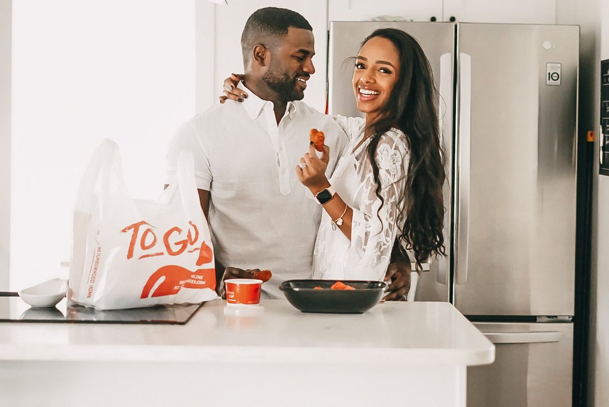 #AD Tomorrow <a href="/Applebees/">Applebee's Grill + Bar</a> is giving away 1.6M FREE Boneless Wings to fans across the country
Get yours by visiting Applebees.com and order $40 or more of delivery then apply the code FREEWINGS at checkout. They’ll throw 40 FREE boneless wings into your order!!