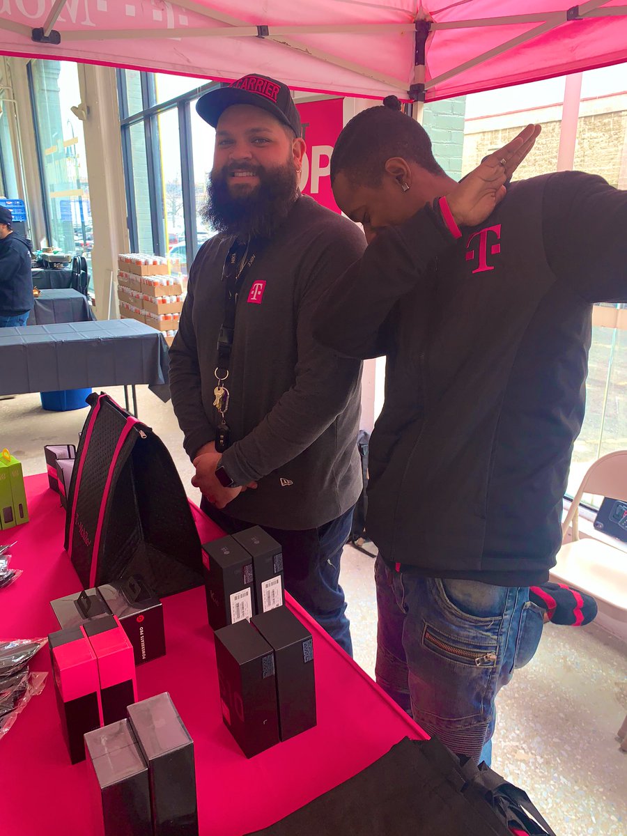Unchristopher1's tweet photo. 🥶Dust off the winter chill at the fourth annual Dime Best of Brooklyn Festival 🍻. This is a collection of Brooklyn’s 👌🏽 best craft brews, 20+ of the best chefs plus music from curated DJs &amp; of course Americas Favorite Carrier 😎 #TMobile #BeepBeep #BestOfBrooklynFestival #OnUs https://t.co/4HcRIUoNQT