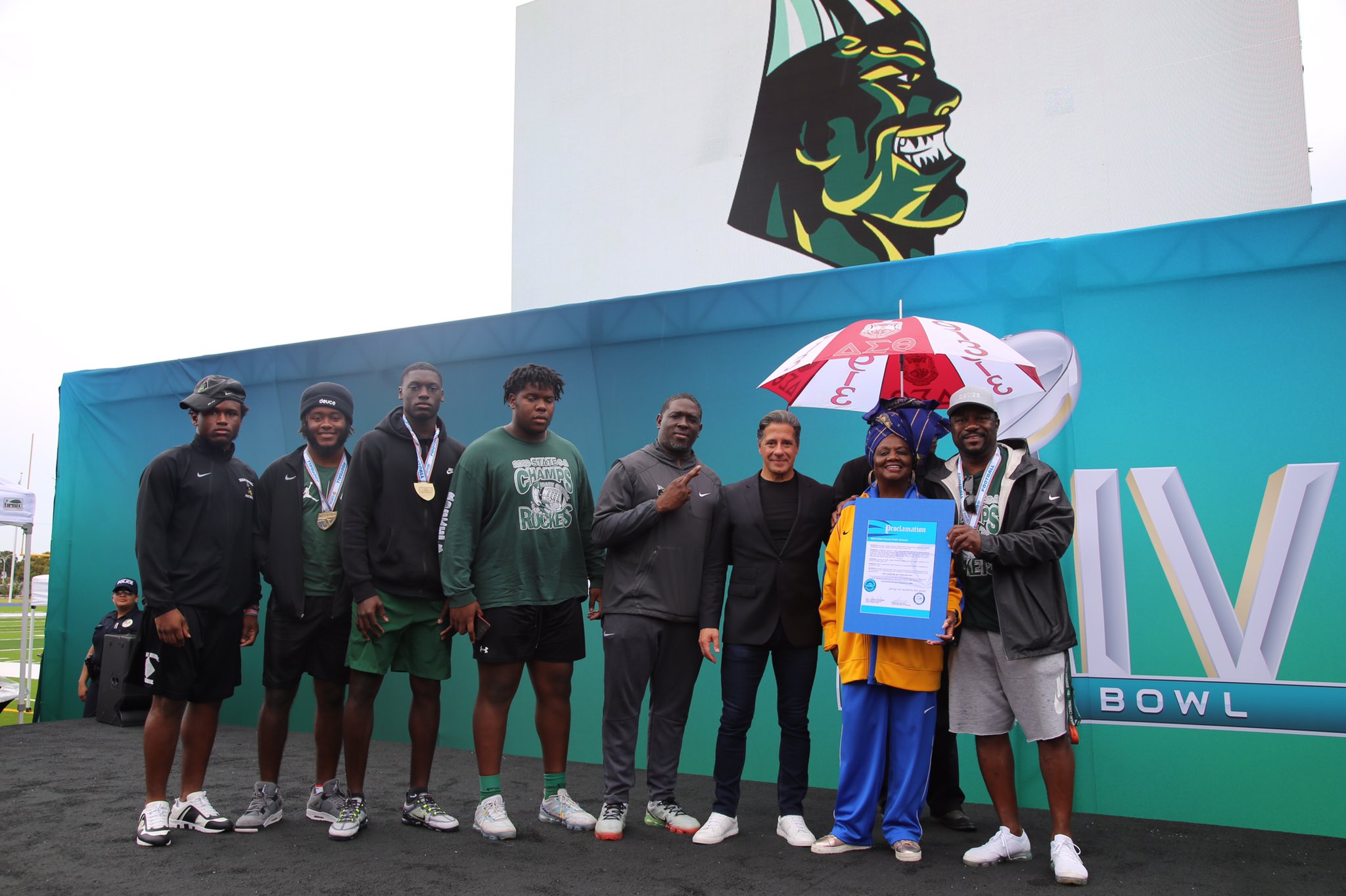 miami-dade-schools-on-twitter-coming-together-to-honor-the-finest
