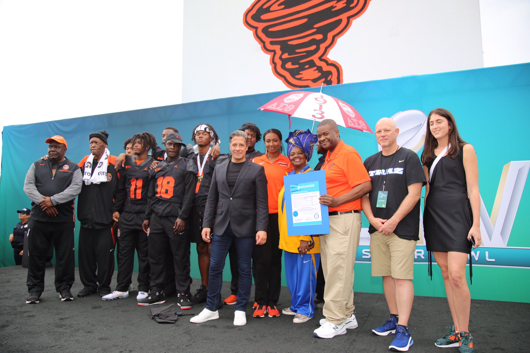 miami-dade-schools-on-twitter-coming-together-to-honor-the-finest
