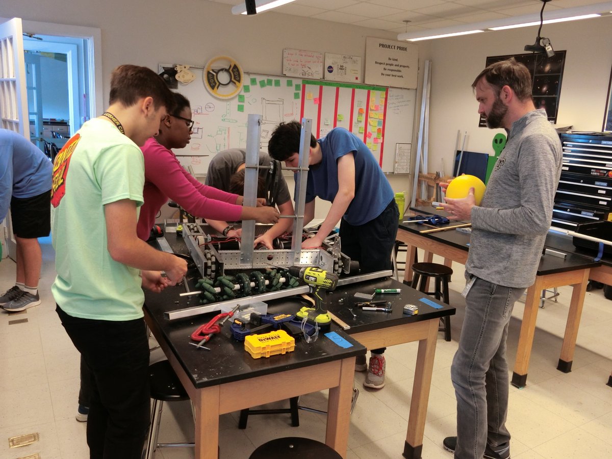 frc7275's tweet photo. 🔧👨🏽‍💻🛠️👩🏽‍💻🔧Working on our robot this fine Saturday morning.   Adding intake mechanisms, and securing motors.  ⚙️🦁⚙️🦁
#FIRST #SaturdayMorning  #LusherPride https://t.co/SSwUm7Kci4
