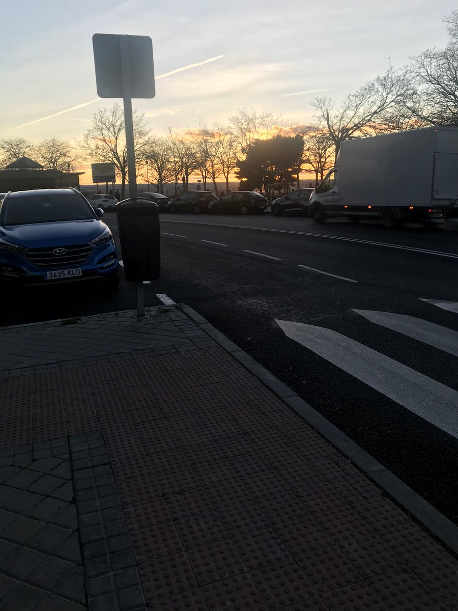 AVFontarron's tweet photo. Necesitamos un semáforo!!! Ramón Pérez de Ayala 3 esquina con Ramón Pérez de Ayala. Nula visibilidad por la curva. Se solicitó y lo denegaron por poca afluencia de vehículos, en un parque de los más turísticos de Madrid. @Lineamadrid @JMDpvallecas #seguridadvial https://t.co/eDh0Zj46Ec