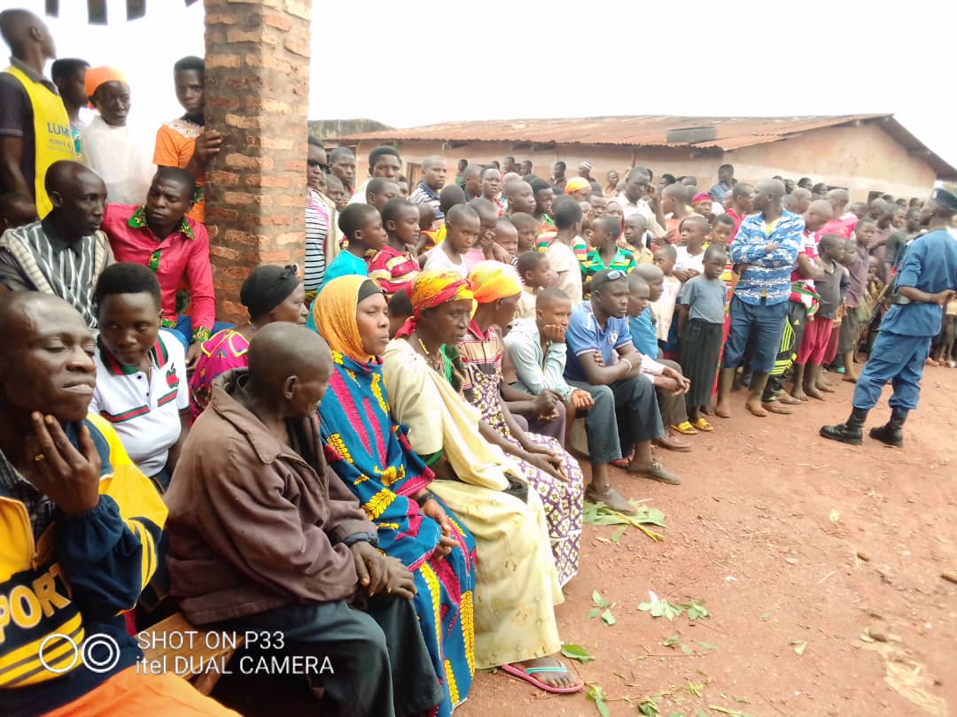 PButanyerera's tweet photo. 2/2 #Burundi lors de la réunion qu'il a tenue à l'endroit de la population de la Commune #Bwambarangwe après les travaux communautaires, le Gouverneur de la @KirundoProvince a octroyé un équipement de Bureau aux trois collines #Rusara, #Buhoro et #Minyago @BurundiGov https://t.co/w6cyWE0ft6