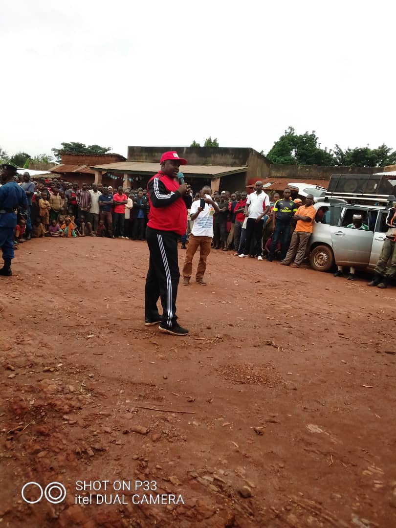 PButanyerera's tweet photo. 2/2 #Burundi lors de la réunion qu'il a tenue à l'endroit de la population de la Commune #Bwambarangwe après les travaux communautaires, le Gouverneur de la @KirundoProvince a octroyé un équipement de Bureau aux trois collines #Rusara, #Buhoro et #Minyago @BurundiGov https://t.co/w6cyWE0ft6