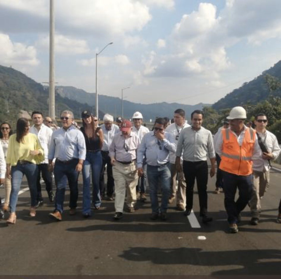 Pfrobledo's tweet photo. Preocupantes imágenes de @IvanDuque con Sarmiento en inauguración de tramo en Vía al Llano. Debe preocuparle al país q esta cercanía entre ellos sean “mensajes” para q la @sicsuper ARCHIVE Investigación con Pliego de Cargos contra corruptas empresas de LC Sarmiento en RutaDelSol2 https://t.co/qcS6xYkQg3