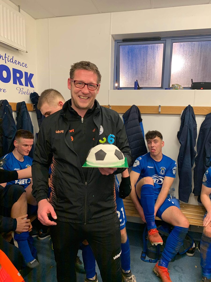 HAPPY HAPPY HAPPY 🎂 | Early Happy Birthday wishes to the manager <a href="/kris_lindsay/">Kris Lindsay</a> ! Isn’t it great to see that smile on his face 🥳💙⚽️👍🏼  #Swifts #Winning