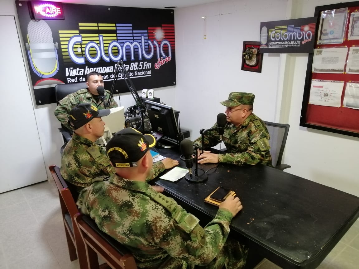 emisoraejercito's tweet photo. Personal de @GaulaMilitares #Ariari, en compañia del comandante del #Batot6, en nuestra emisora #ColombiaEstéreo 88.5 Fm
Vistahermosa #Meta, hablaron de cómo contrarrestar la extorsión y las diferentes tipos de estafa. #YoNoPagoYoDenuncio #FeEnLaCausa #YoSoyColombiaEstéreo https://t.co/Q64LS6hJuu