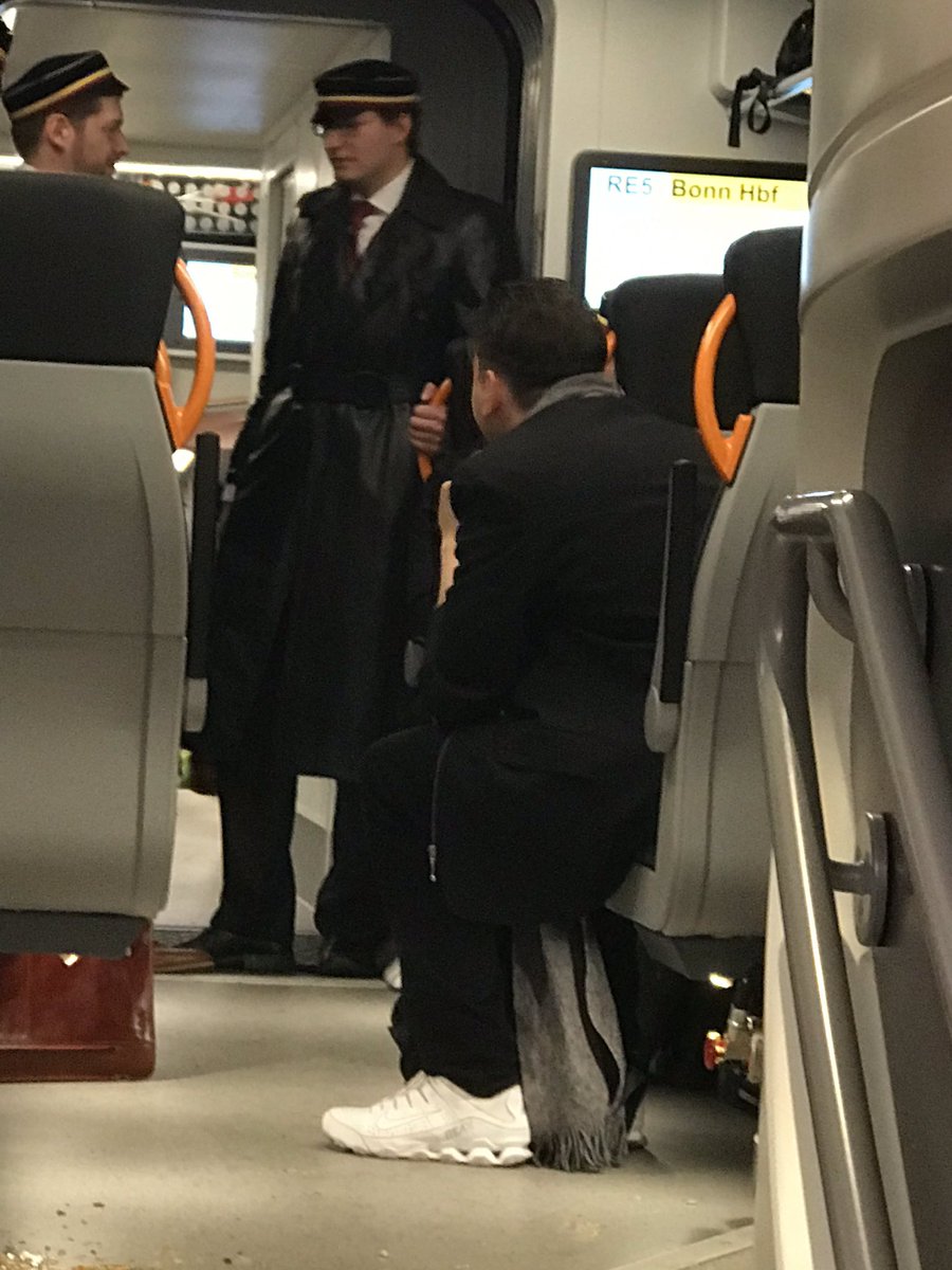 LoveGuerillos's tweet image. 🖤❤️ Du kommst von einer Nazi Demo,  steigst in den Zug freust dich auf den Feierabend und dann begegnet dir so ein Dreck. #BurschenschaftNaziPack ich könnte kotzen 🤮 ach ne wurde ja bereits #meinTag 🖤❤️😁🙈✊🏽