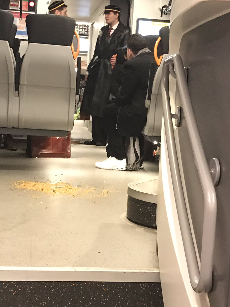 LoveGuerillos's tweet image. 🖤❤️ Du kommst von einer Nazi Demo,  steigst in den Zug freust dich auf den Feierabend und dann begegnet dir so ein Dreck. #BurschenschaftNaziPack ich könnte kotzen 🤮 ach ne wurde ja bereits #meinTag 🖤❤️😁🙈✊🏽