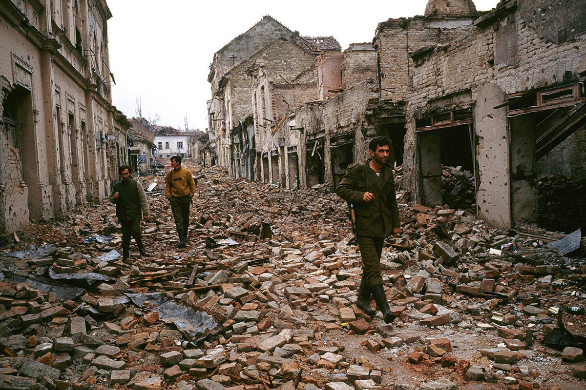 Sırp saldırıları sonrasında Vukovar (1991) Çok sayıda Hırvat sivil