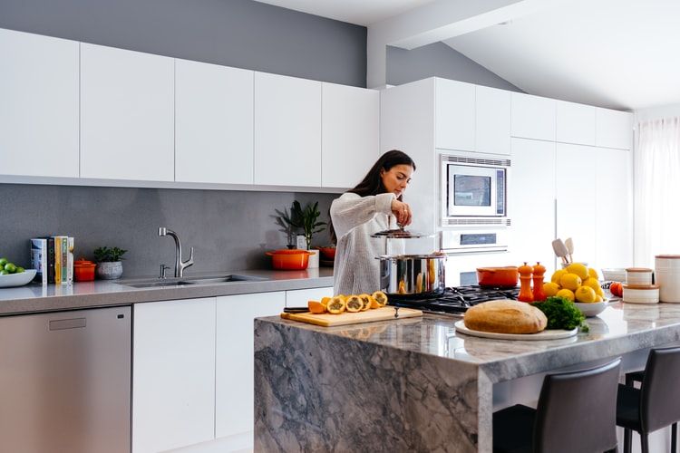 Want to spice things up in the #kitchen? Get yourself a kitchen #makeover in your #Hertfordshire home with your local builder, Lee Constructions.
Check here for further details: buff.ly/2qKOEDK