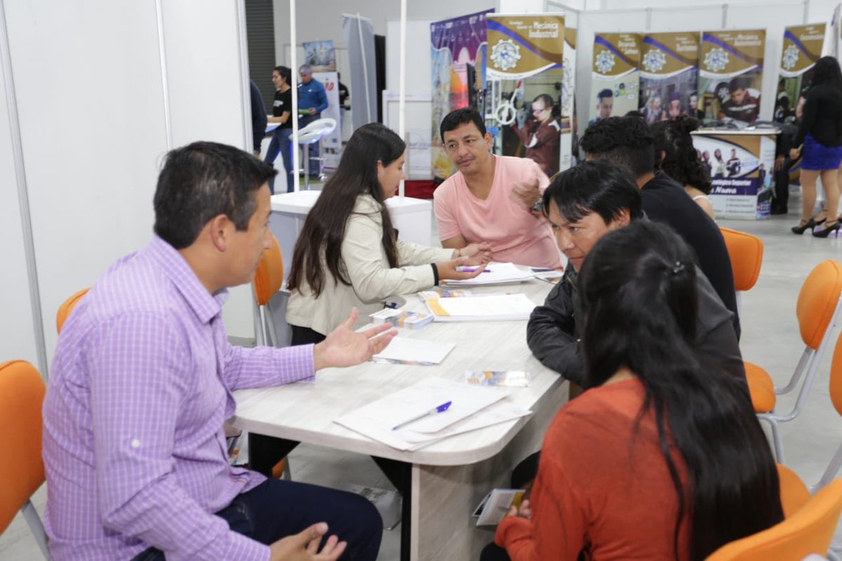 Yqsigo's tweet photo. ¡Aquí siguen las familias🥳, aprovechando las últimas horas de información de carreras, escuelas de idiomas y programas en el exterior!
#YQSCamp #Quito https://t.co/LinrrpTnpQ
