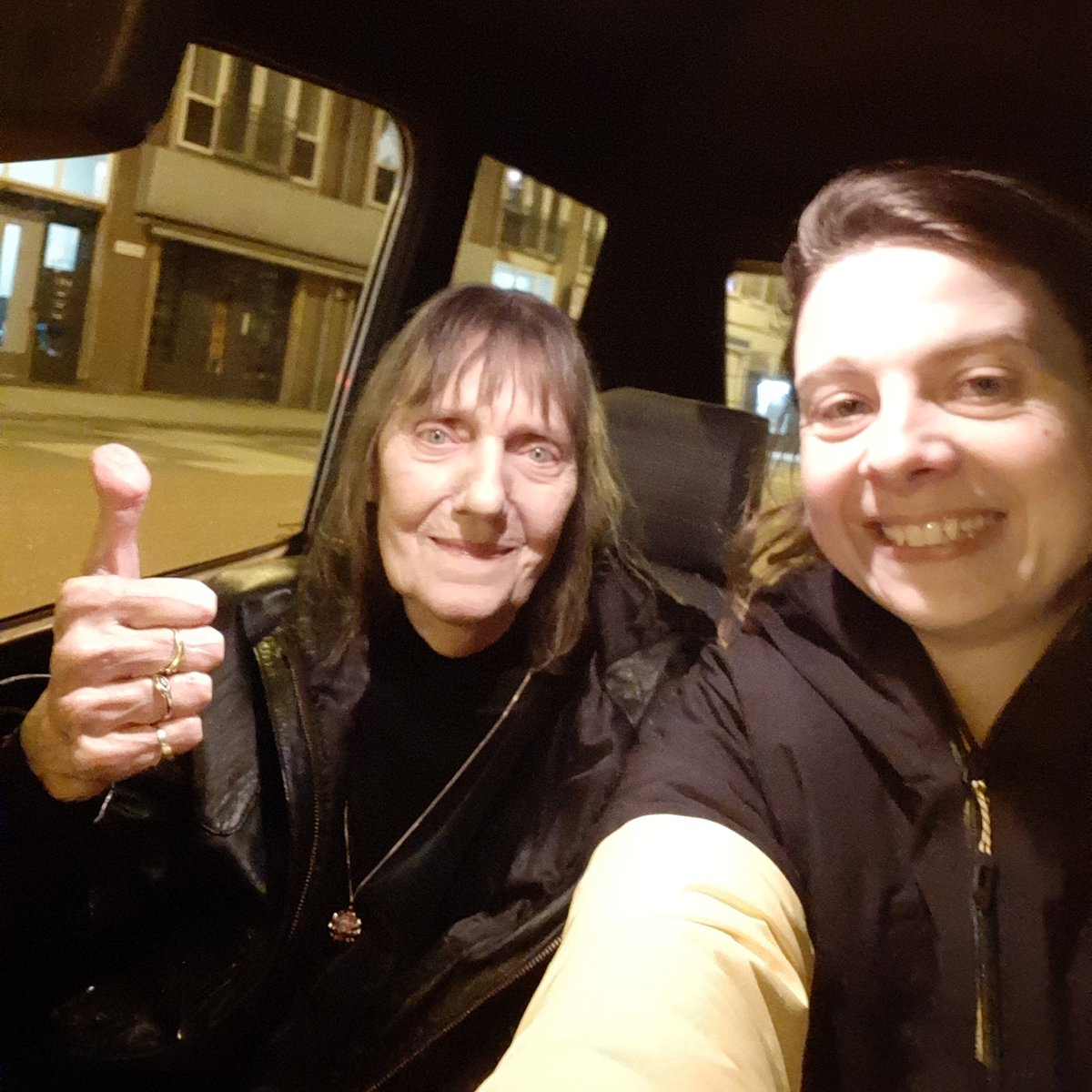 Daphieeh's tweet photo. Omdat ik vind dat ouderen ook op zaterdagavond naar een verjaardag moeten kunnen, heb ik vanavond vrijwilligersdienst @stichtingheenenweer @AmsterdamNL #ouderen #samenleven #feest https://t.co/hqJWh31S0g