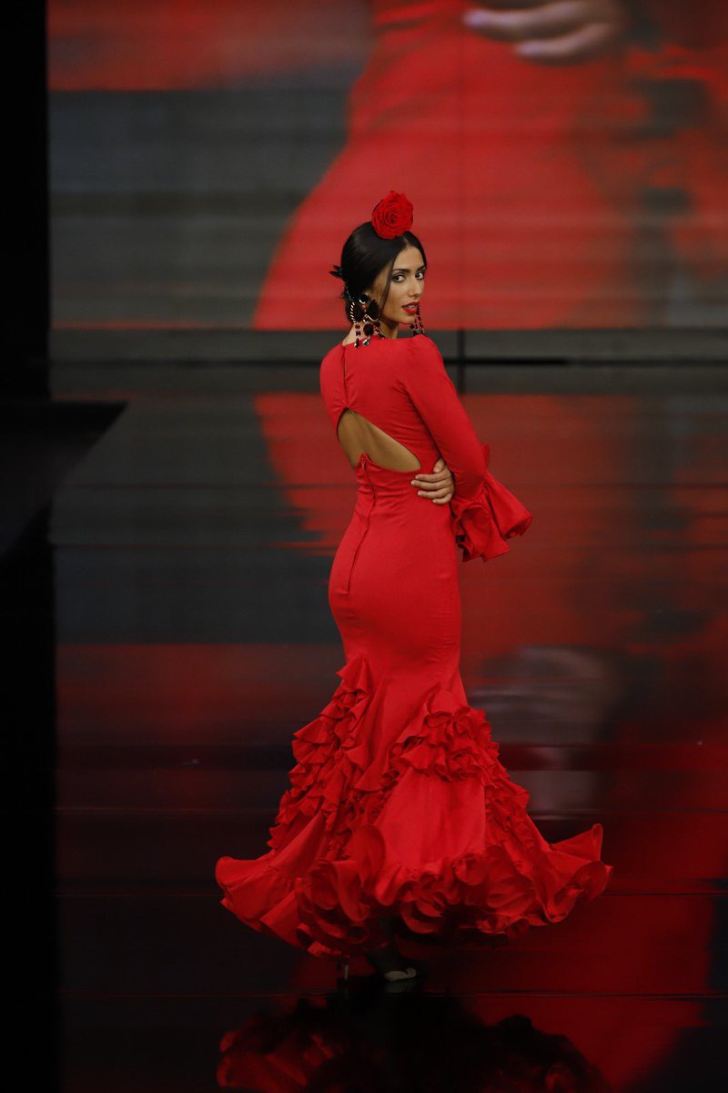 simofsevilla's tweet photo. La firma @SonibelModaFlam muestra su colección "Sempiterno" en la que transmite la eternidad en la moda flamenca, una moda que jamás tendrá fin ya que el flamenco se está expandiendo de una forma mágica por todo el mundo.

📸 @chemasolerinfo

#SIMOF2020 https://t.co/uxAk8ilMTQ