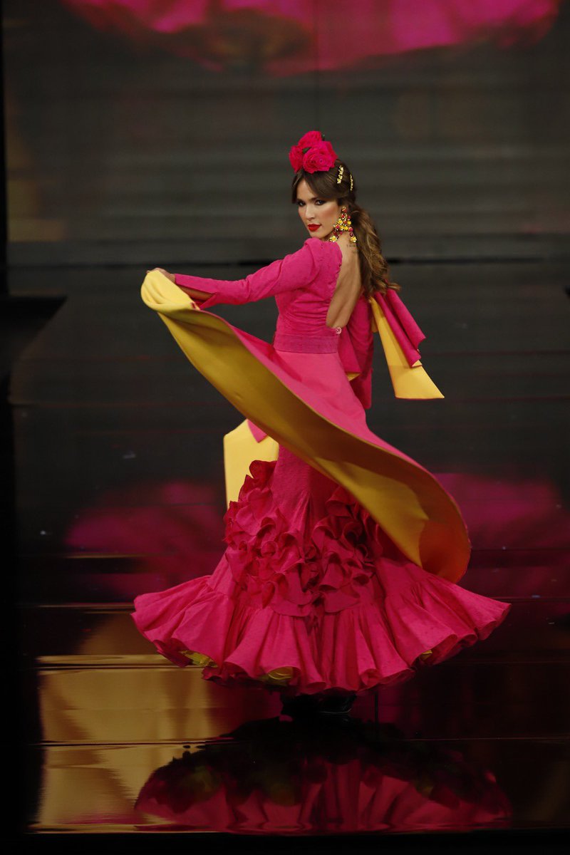 simofsevilla's tweet photo. La firma @SonibelModaFlam muestra su colección "Sempiterno" en la que transmite la eternidad en la moda flamenca, una moda que jamás tendrá fin ya que el flamenco se está expandiendo de una forma mágica por todo el mundo.

📸 @chemasolerinfo

#SIMOF2020 https://t.co/uxAk8ilMTQ
