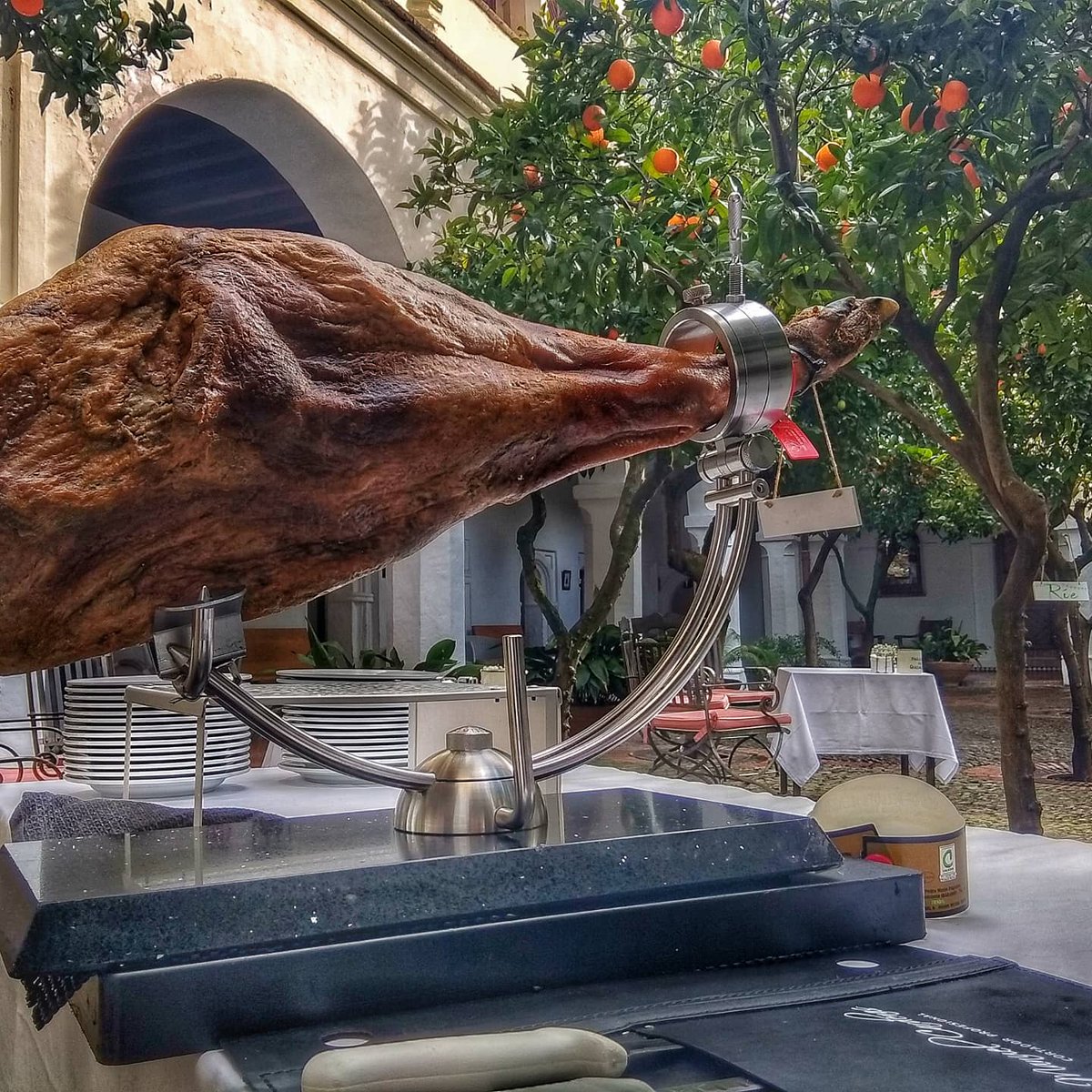 amavisan's tweet photo. @Paradores_Bodas #Guadalupe. Éste es vuestro sitio, éste es el sitio para vuestra #boda, #novios #jamon #paradordeguadalupe @CARDENASCARPENT @joseadelpozo https://t.co/o3ZNHxJJEW