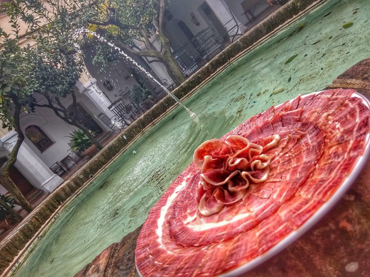 amavisan's tweet photo. @Paradores_Bodas #Guadalupe. Éste es vuestro sitio, éste es el sitio para vuestra #boda, #novios #jamon #paradordeguadalupe @CARDENASCARPENT @joseadelpozo https://t.co/o3ZNHxJJEW