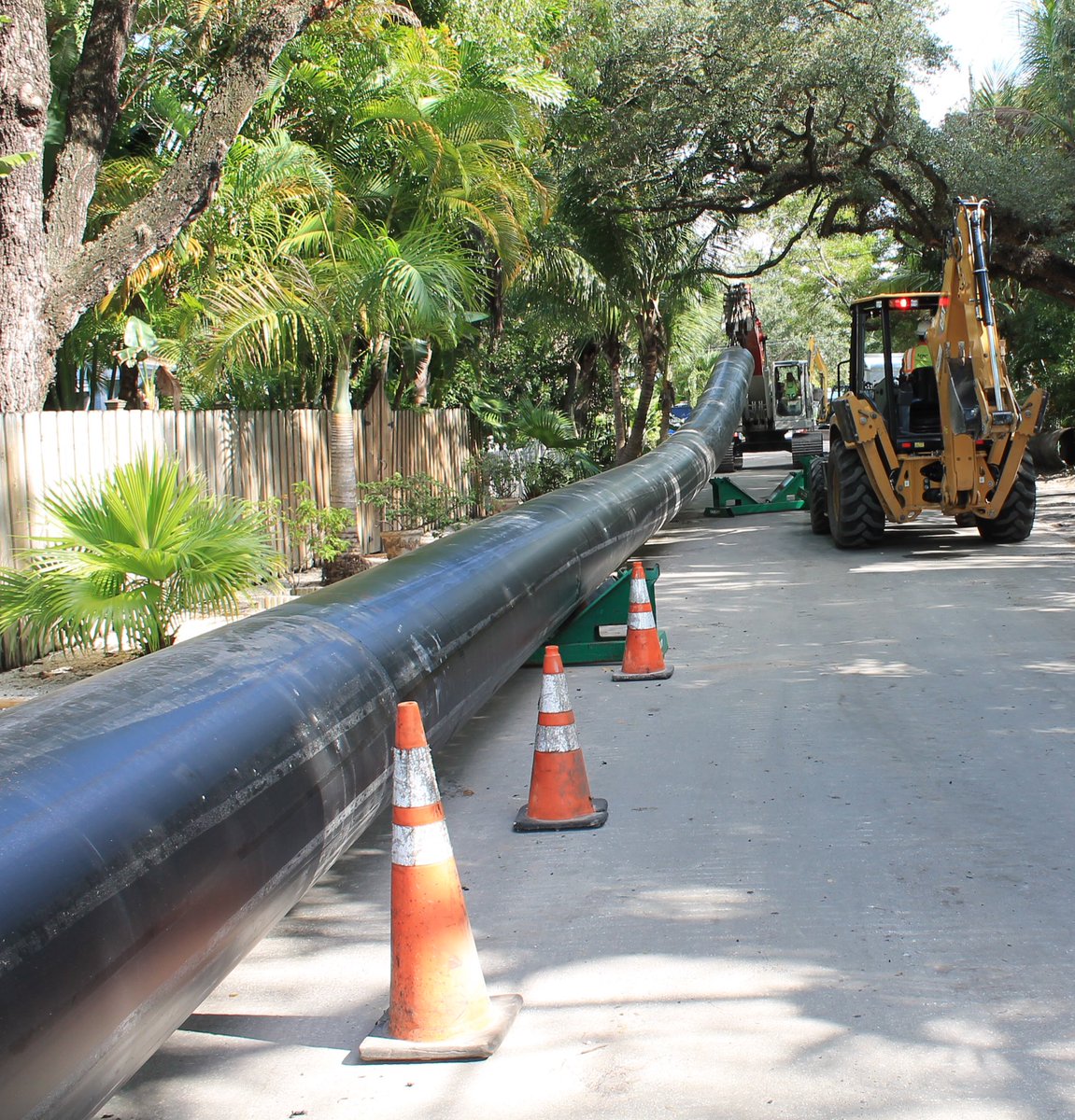 MurphyPipeline's tweet photo. Positioning 30-inch #HDPE pipe with low profile rollers for a #CompressionFit install in Florida
#trenchless #biginch https://t.co/R9Ekuefhq3