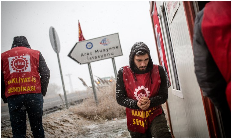 erdalkopal's tweet photo. Nakliyat-İş önderliğinde,
Muğla #Tüvtürk 538 Gün
Şanlurfa #Tüvtürk 440 Gün
Kütahya #Tüvtürk 131 Gün
Kastamonu #Reysaş 71 Gün
Karabük #Reysaş 71 Gündür
Samsun Çorum Nak.#Grevimiz
15 Gündür,
Real, Makro ve UZEL işçilerinin mücadelesi kararlılıkla devam ediyor. https://t.co/zFeqHVIZ68