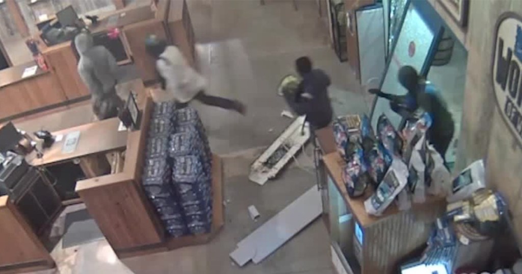 8 Arrested in Florida Bass Pro Shops Heist (with video) lakerecord.net/2020/02/01/8-a…