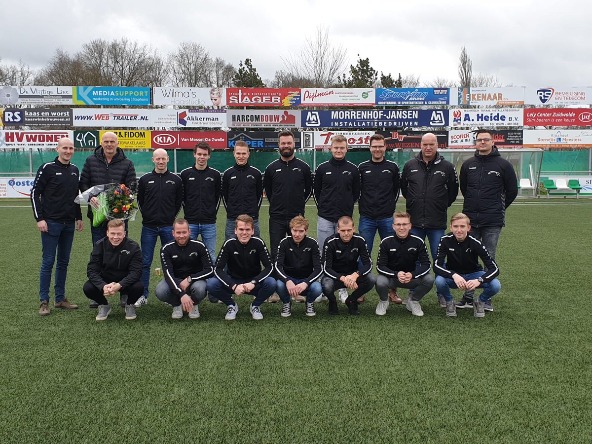 scrouveen's tweet image. Vandaag hebben de spelers van SC Rouveen 2 een nieuwe jas ontvangen. Achterop de jas staat de naam van de sponsor: Slager Industriële Dienstverlening @SlagerStaphorst
