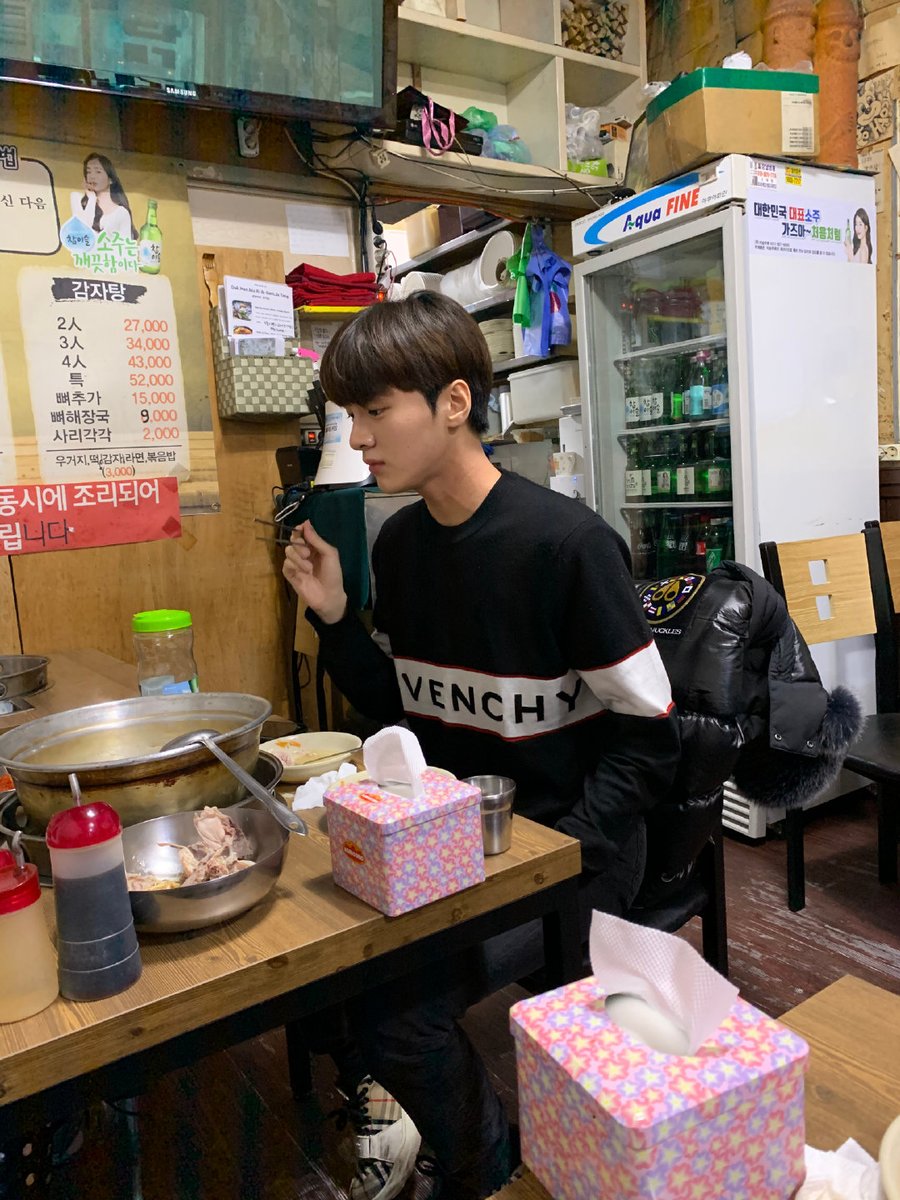 peachchaaa's tweet photo. 200116 닭한마리에서 목격된 차준호.....너무 귀여워요 ㅠㅠㅠㅠㅠㅠ
#차준호 #준호 #엑스원 https://t.co/H7kzPx2R79