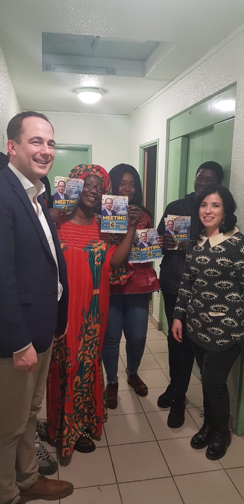 HalimaMenhoudj's tweet photo. #Montreuil ça c’est une réunion d’appartement☺️ chaleureuse, pleine de monde, de familles, de jeunes avec @PatriceBessac @glechequer @Dramemariam12 du bonheur ! #MontreuilEstUneChance https://t.co/hZKMhtiWwE