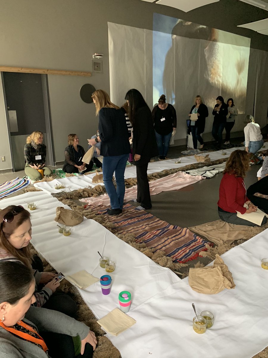 common_worlds's tweet photo. Collective food gathering. #climatepedagogies2020 https://t.co/HzD8KR771Y