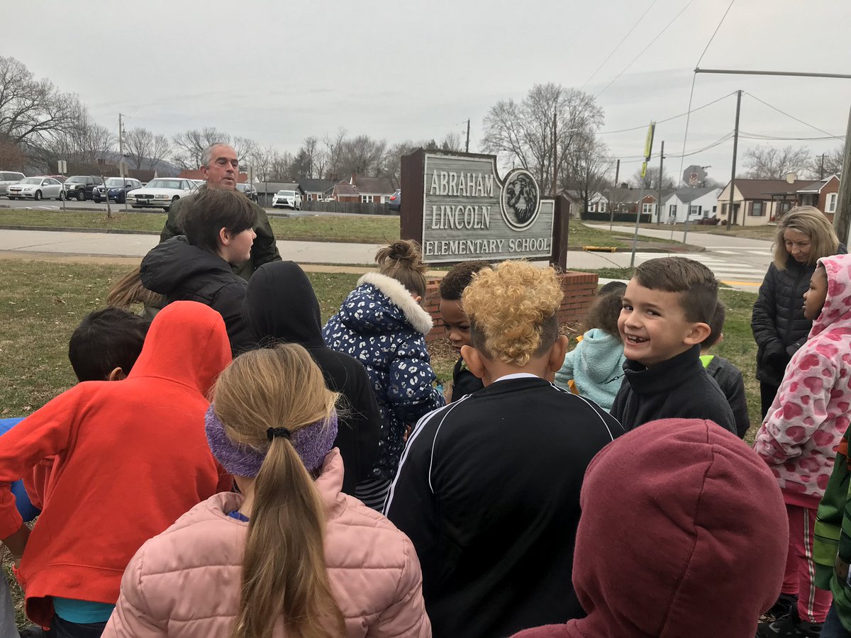 First grade Lions making a human forest with help from Marty Silver! #BestInTown <a href="/KCS_Lincoln/">Lincoln Elementary</a> <a href="/ALESPTO/">Lincoln PTO</a> @KCS_District